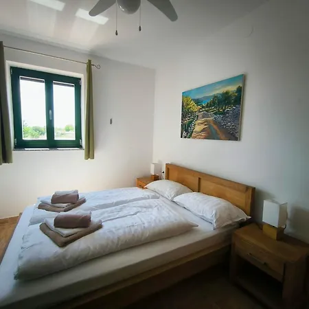 Mikulica Ferienhaus Dobrinj